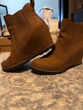 Universal Thread Women's Tan Wedge Chelsea Boots